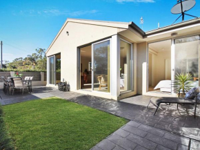 Open and Airy Entertaining Areas 2 Minutes Walk to Beach and Cycle Path, Vincentia